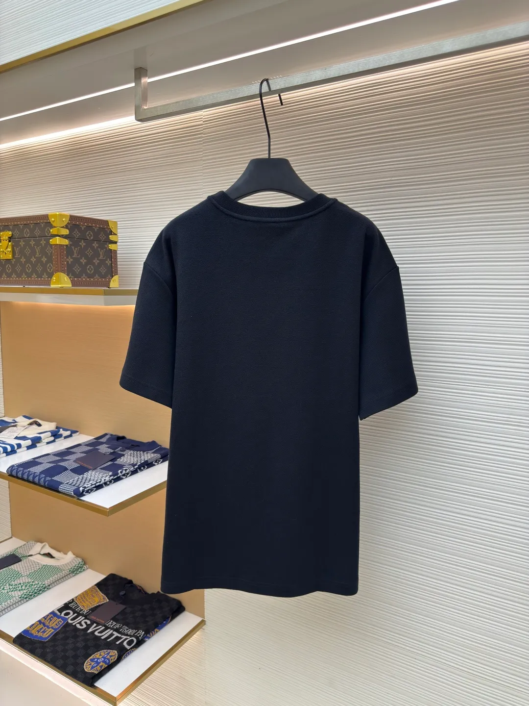 LOUIS VUITTON Pocket jacquard short sleeves ●Authentic product: purchased and developed for 8500 ●Item number: 1680112-A35 ●Fabric: pure cotton fabric ●Technology: jacquard knitting ●Version: fitted version ●Weight: about 345 grams ●Size: XS-S-M-L ●Description: Use 18-needle upper and lower cotton jacquard knitted fabric, weight 300g. Disassemble the original version to analyze the type of machine for yarn parameters. Manually count the needles and draw the pattern. The jacquard fabric is woven by Fukuda machine imported from Japan. The solid color part uses an 18-needle double-sided jacquard machine to weave the pique fabric. The jacquard and solid color fabrics are proportioned according to the amount of each piece. The two fabrics are the same The vat dyeing ensures that there is no color difference in the finished fabric. Overflow vat rope dyeing is used. The edge of the finished fabric is over-positioned and the weft adjuster is used to adjust the weft and slant to ensure that the pattern of the finished fabric is consistent with the size of the Y version. The front + sleeves are made of solid pique fabric, and the back pocket is made of jacquard fabric. The pocket letters are centered and positioned to take out the pieces. The thread is made of 40s double-ply cotton yarn and the flat collar is woven on a horizontal machine. The overall wiring is straight and delicate, the fabric is comfortable and soft, and the color is consistent without color difference. It can be matched with the same style to create a fashionable look and control various occasions. Customized accessories, complete with three standards, same style for men and women!